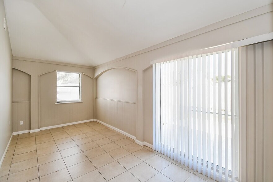 Building Photo - 7969 Amandas Crossing Dr E