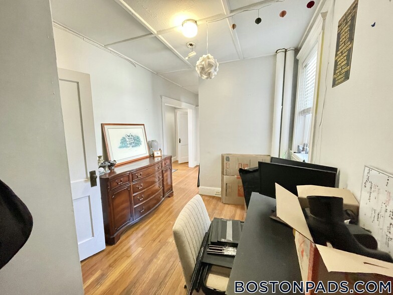 Building Photo - 131 Park Dr