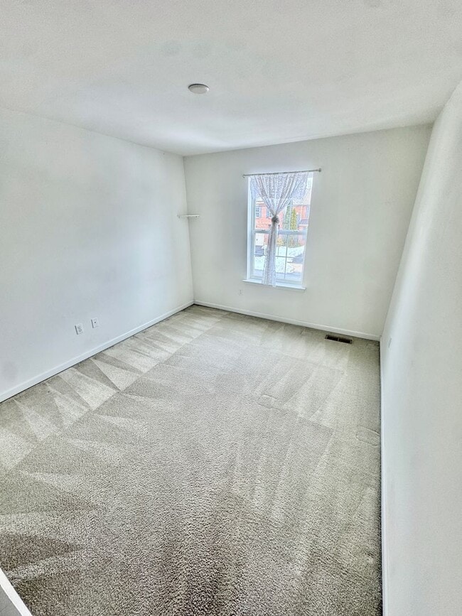 Building Photo - THREE BEDROOM TOWNHOME- PARKLAND SCHOOLS