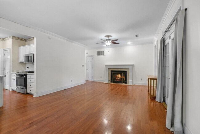 Building Photo - HISTORIC DOWNTOWN  3 bedroom 2.5 bath home
