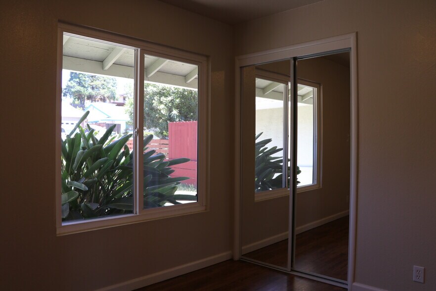 Building Photo - 335 Rollingwood Dr