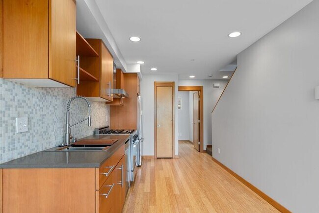 Building Photo - Air Conditioned West Seattle Live/Work Tow...