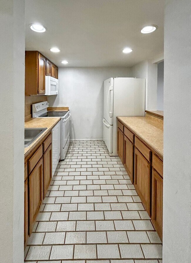 Building Photo - 2Bd/1.75Ba Redmond Condo