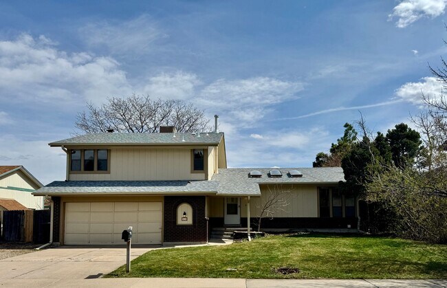 Building Photo - Beautiful 5 bedroom 2.5 bathroom home available NOW!!!