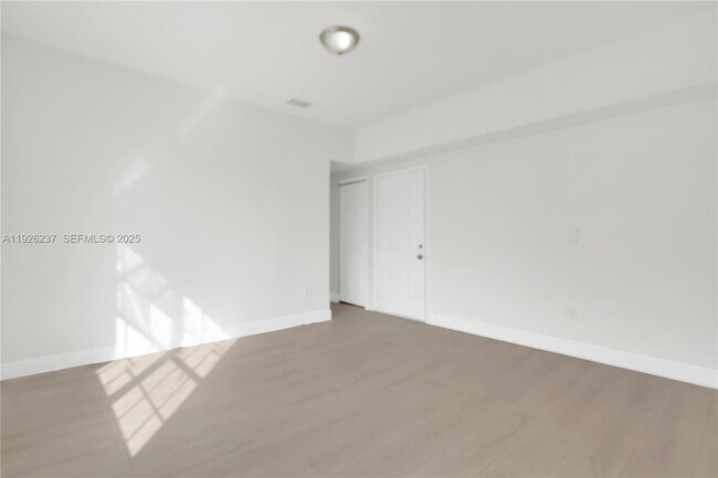 Building Photo - 963 SW 6th St