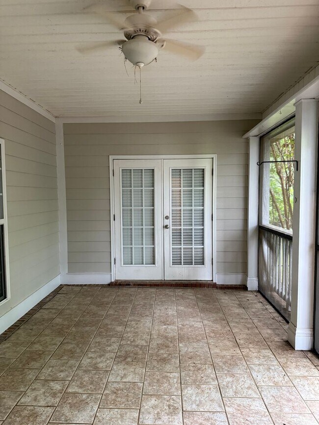 Building Photo - 1633 Devon Dr