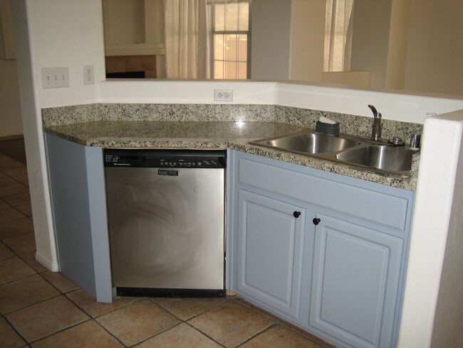 Building Photo - Single story, gated, 3bed, 2bath, 2car garage, Club house, Community Pool, Spa, Fitness room, CCRs