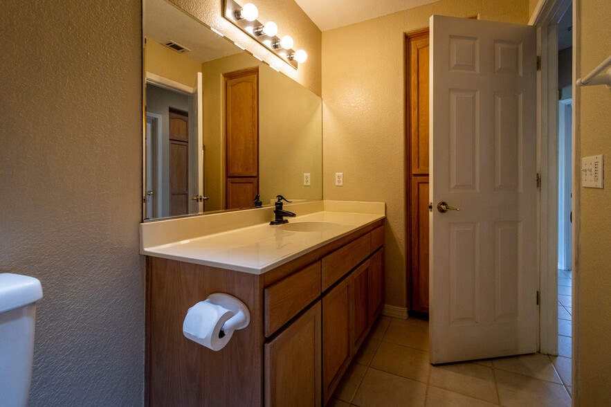 Building Photo - 625 Asilo