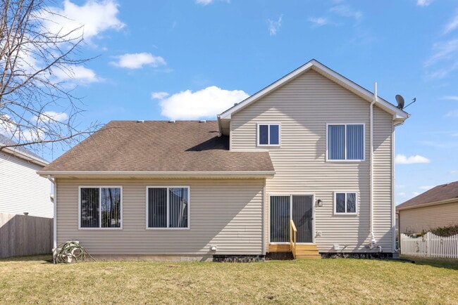 Building Photo - 905 Thorn Creek Dr