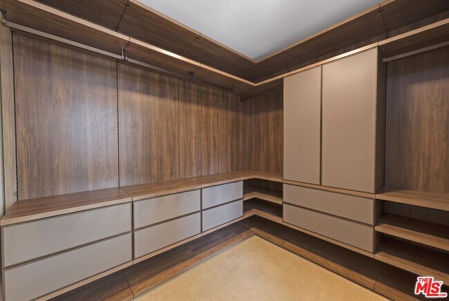 Building Photo - 1345 Havenhurst Dr