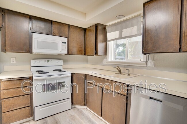 Building Photo - 3703 E Pine Hill Dr