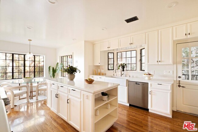 Building Photo - 4818 Bonvue Ave