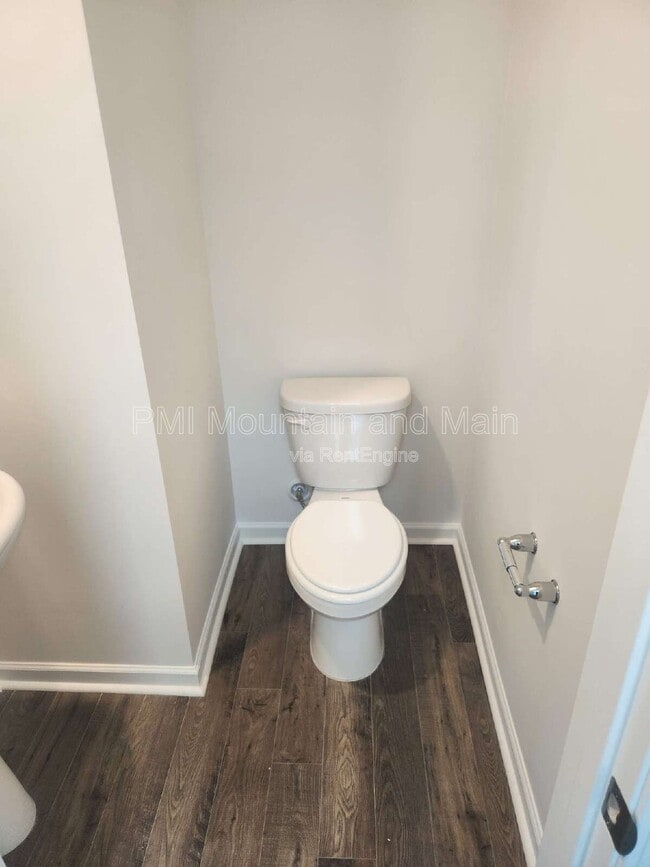 Building Photo - 568 Country Oak Dr