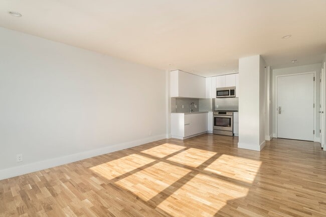Building Photo - SOUTHIEEE - 2 bed - NO BROKER FEE