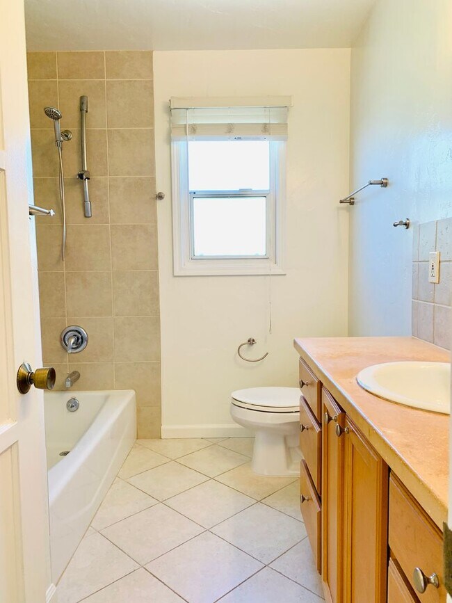 Building Photo - BEAUTIFUL 3BD/2BA HOME WITH A SPACIOUS BAC...