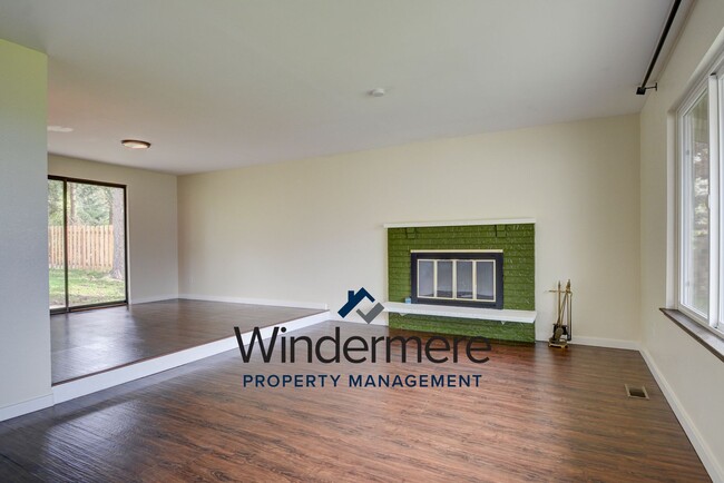 Building Photo - 3-bedroom, 2.5-bathroom With Private Beach Access