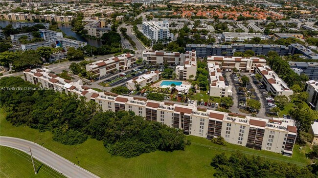 Building Photo - 8870 Fontainebleau Blvd