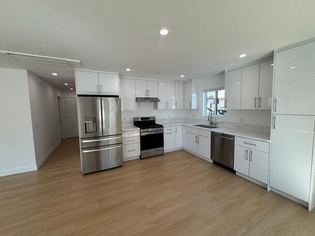 Building Photo - Spacious 1000 sq ft First-Floor Back ADU i...