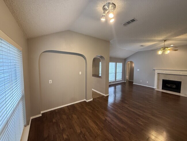 Building Photo - Charming 3 Bedroom Haven with 2 Full Baths in Fort Worth. Spacious 1748 Sq. Ft. Retreat on Comfor...