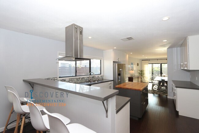 Building Photo - Centrally Located Mid-Century Contemporary Home