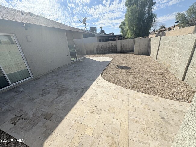 Building Photo - 1538 E Palmdale Dr