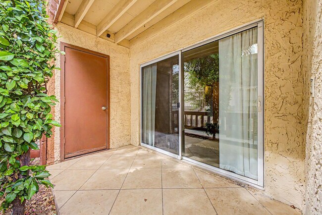 Building Photo - 2121 W Royal Palm Rd