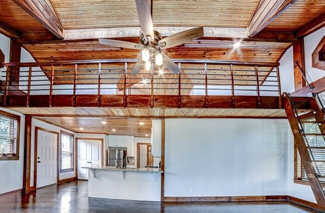 Building Photo - 812 S Columbia Ave