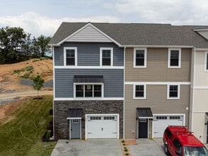 Building Photo - Upscale Luxury Townhouse