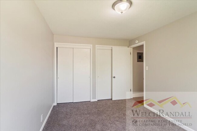 Building Photo - Your Modern, Spacious Retreat Close to Dow...