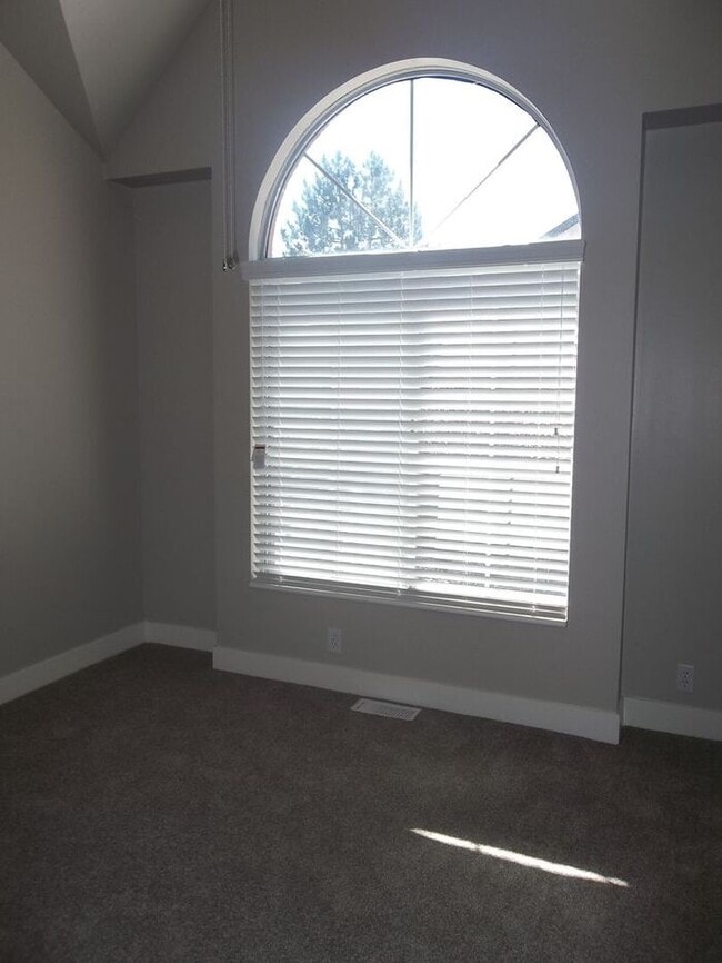 Building Photo - Spacious Main Level Townhouse Available