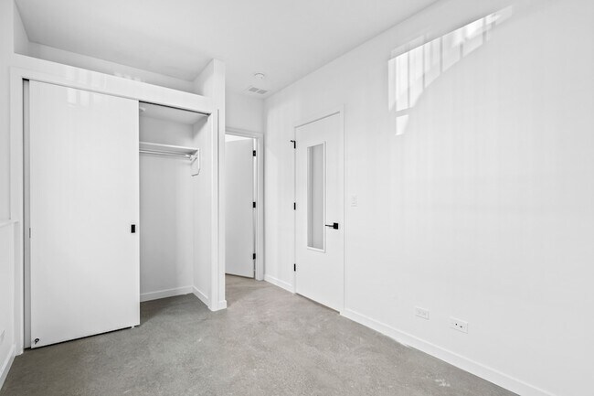 Building Photo - 2122 S Hoyne Ave