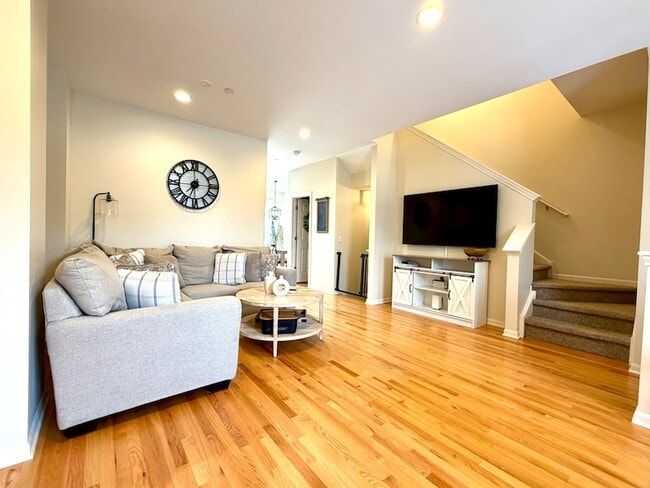 Building Photo - 362 Broadmoor Ln