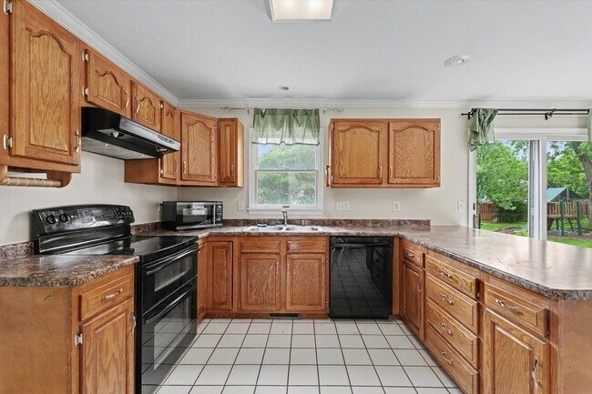 Building Photo - 6 Bedroom home with Fenced Yard - Available Now