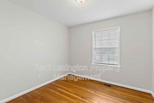 Building Photo - 3560 Lansdowne Dr