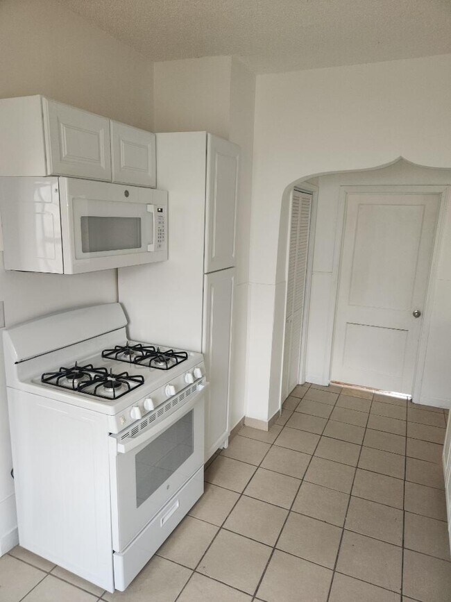 Building Photo - 1223 N Chautauqua Ave