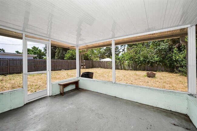 Building Photo - 7402 Country Club Dr