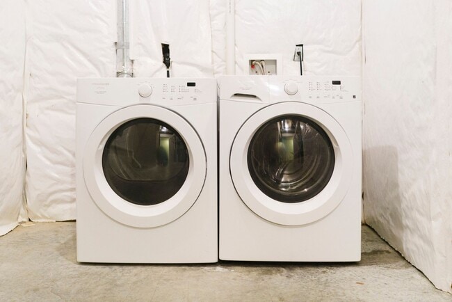 Building Photo - 3 Bedroom Townhome Available August 1st, 2026