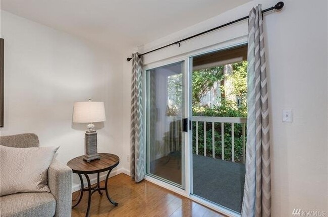 Building Photo - Modern Updated large Bellevue 2bd 2bath Condo!