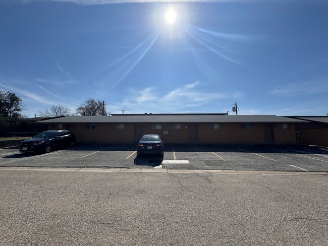 Building Photo - 806 Safady Ave