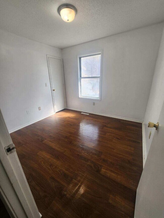 Building Photo - Great 2 bedroom 1 bath Duplex with attached garage