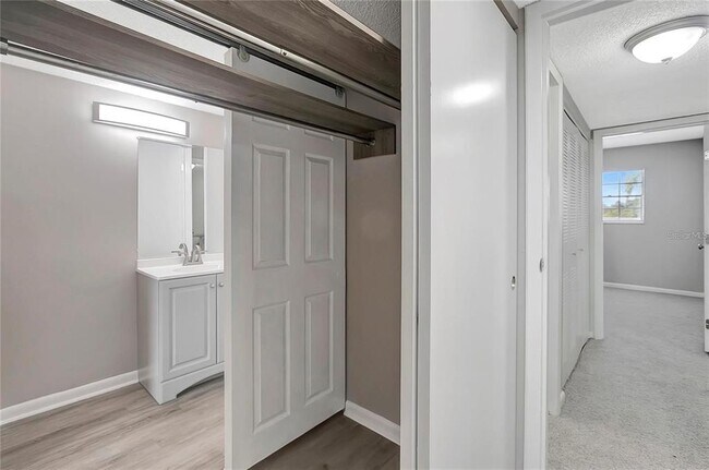 Building Photo - 709 Russell Ln