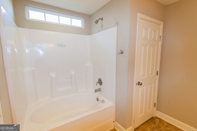 Building Photo - 173 Stillwater Dr