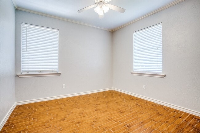 Building Photo - 702 Melrose Dr