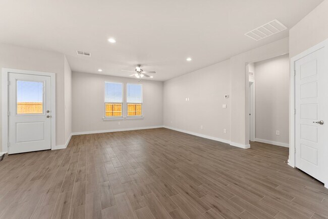 Building Photo - 2101 Fortune Dr