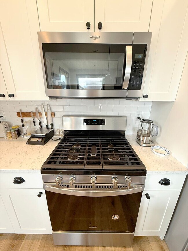 Building Photo - Modern Three Bedroom Townhome with Air Conditioning