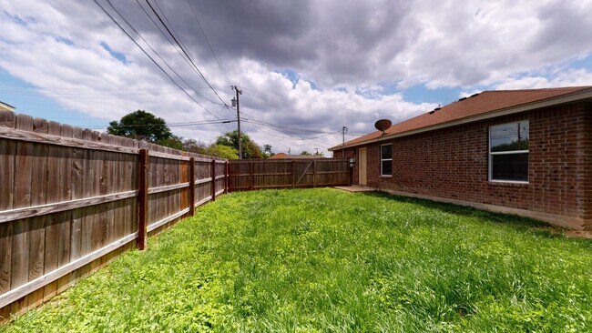 Building Photo - PRICE IMPROVEMENT!!! NOW ONLY $1,350!!!!