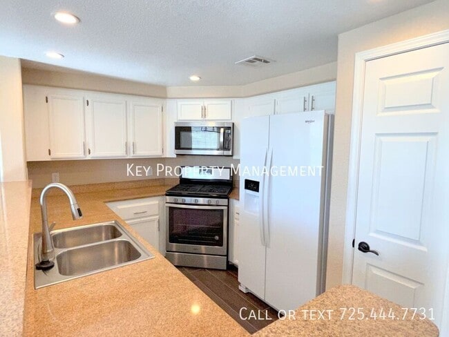 Building Photo - GORGEOUS REMODELED 2 BEDROOM TOWNHOME IN C...