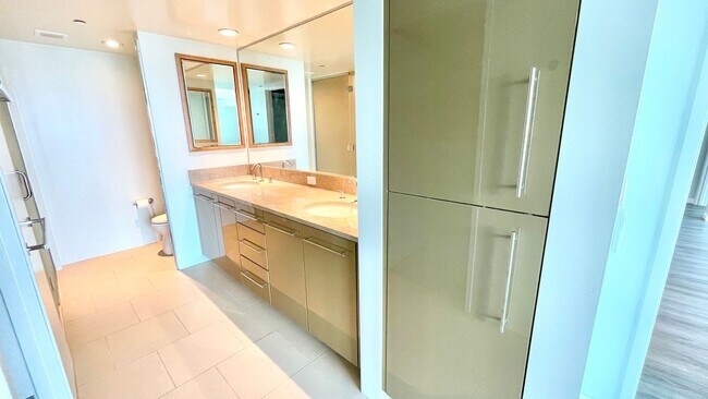 Building Photo - LUXURY DOWNTOWN PENTHOUSE w/ PANORAMIC VIE...
