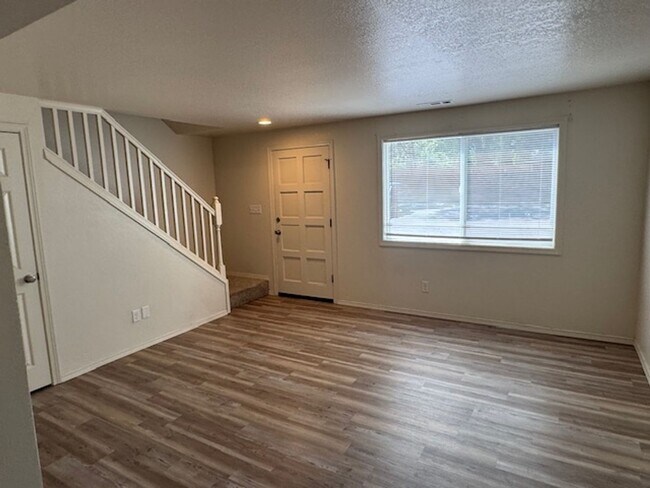 Building Photo - 2 BEDROOM TOWNHOME IN PHOENIX