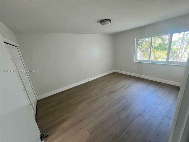 Building Photo - 100 Lakeview Dr